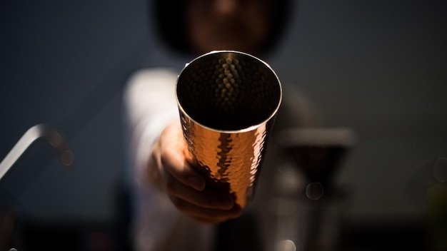 Nahaufnahme eines Mädchens mit Trinkglas