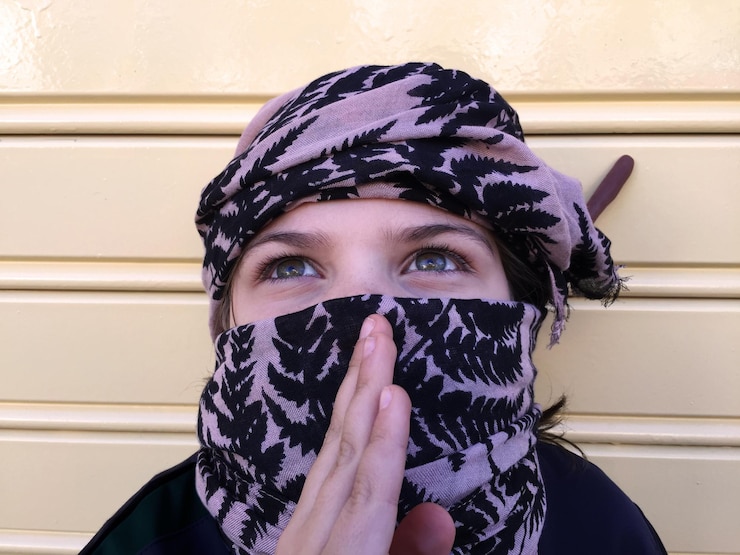 Foto nahaufnahme eines mädchens mit turban an der wand