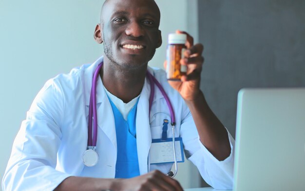 Nahaufnahme eines männlichen Arztes, der dem Patienten ein Glas Pillen gibt