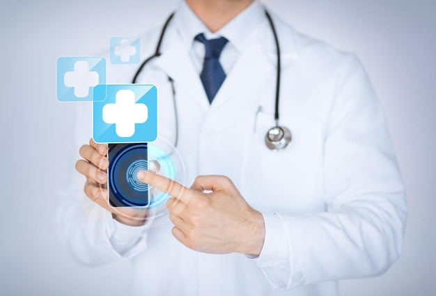 Nahaufnahme eines männlichen Arztes, der Smartphone mit medizinischer App hält?