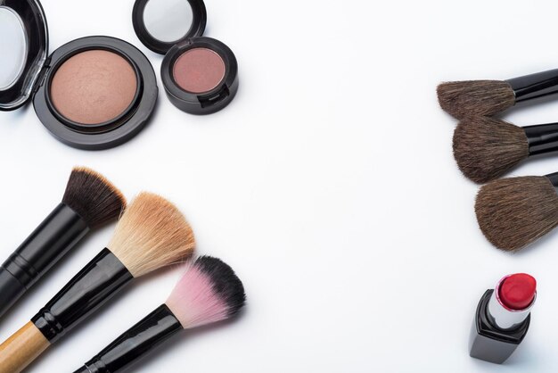 Nahaufnahme eines Make-up-Pinsels mit losem Kosmetikpuder