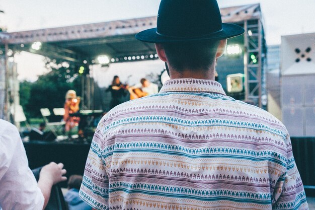 Foto nahaufnahme eines mannes, der bei einem konzert steht