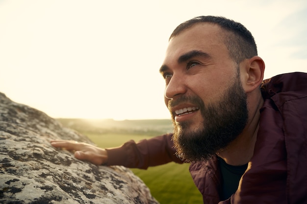 Nahaufnahme eines Mannes, der den Berg erklimmt?