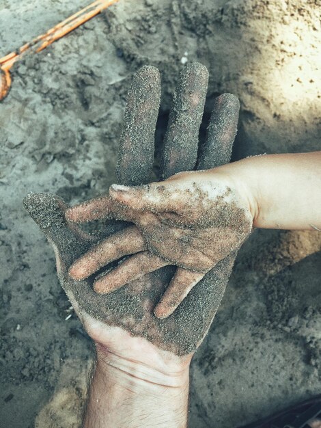 Foto nahaufnahme eines mannes, der die hand hält