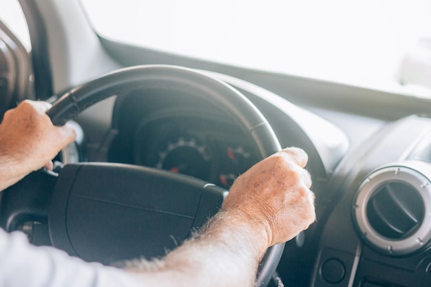 Foto nahaufnahme eines mannes, der ein auto in der hand hält