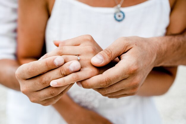 Foto nahaufnahme eines mannes, der einen verlobungsring auf den finger der frau setzt