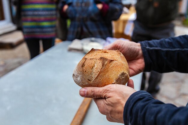 Foto nahaufnahme eines mannes, der eis hält