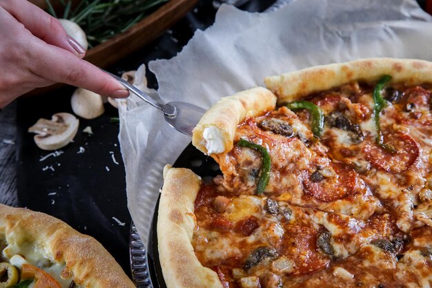 Foto nahaufnahme eines mannes, der essen hält