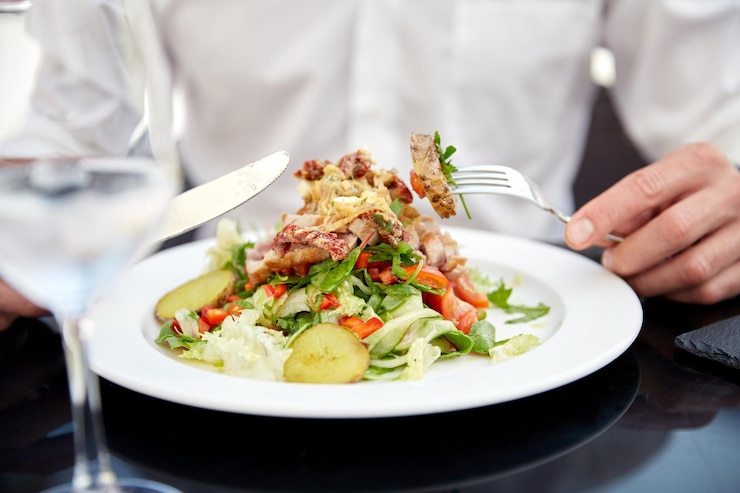 Foto nahaufnahme eines mannes, der essen im restaurant isst