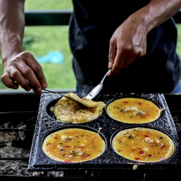 Foto nahaufnahme eines mannes, der essen zubereitet