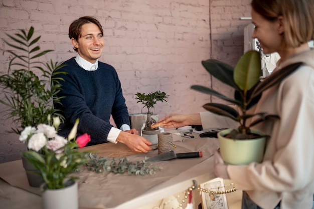 Foto nahaufnahme eines mannes, der im blumenladen arbeitet?