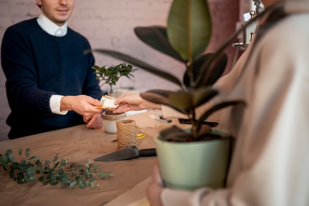 Foto nahaufnahme eines mannes, der im blumenladen arbeitet?