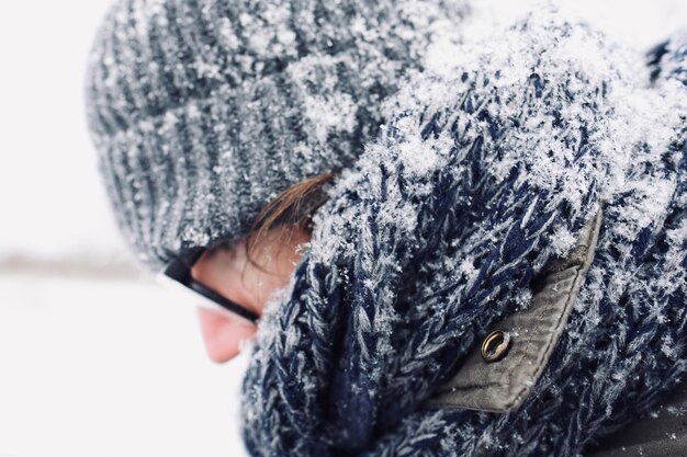 Nahaufnahme eines Mannes, der im Winter warme Kleidung trägt