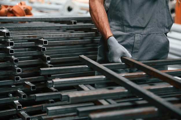 Foto nahaufnahme eines mannes, der in der fabrik arbeitet