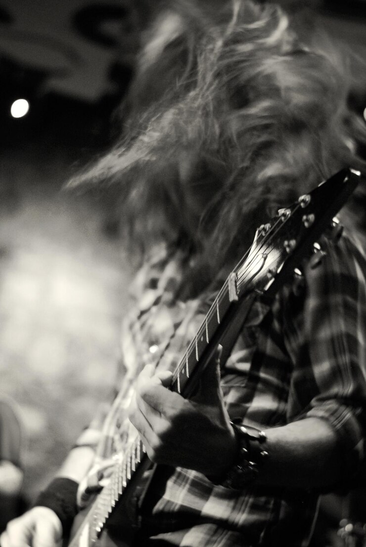 Foto nahaufnahme eines mannes, der in einem nachtclub gitarre spielt