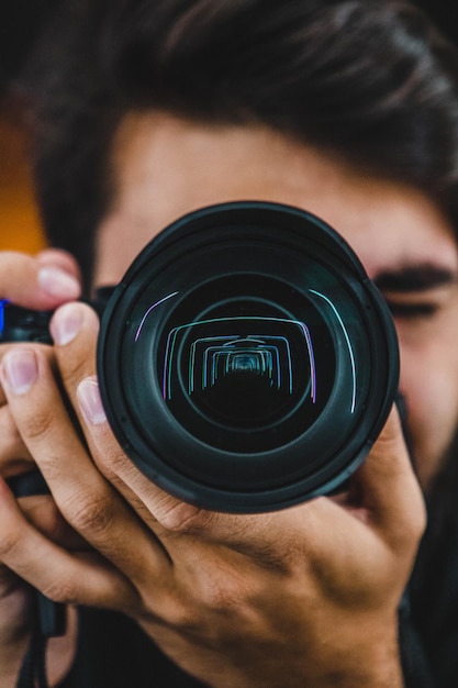 Nahaufnahme eines Mannes, der mit der Kamera fotografiert