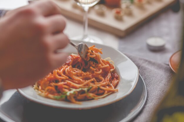 Nahaufnahme eines Mannes, der Spaghetti isst