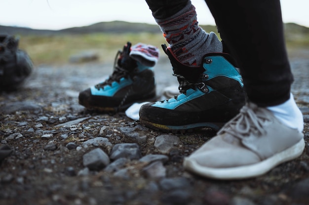 Nahaufnahme eines Mannes, der Wanderschuhe anzieht