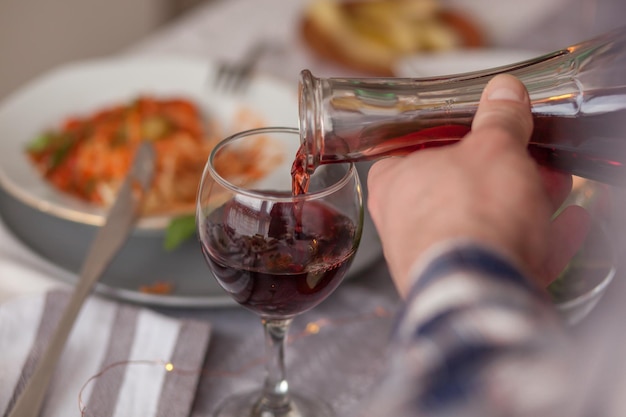Nahaufnahme eines Mannes, der Wein gießt