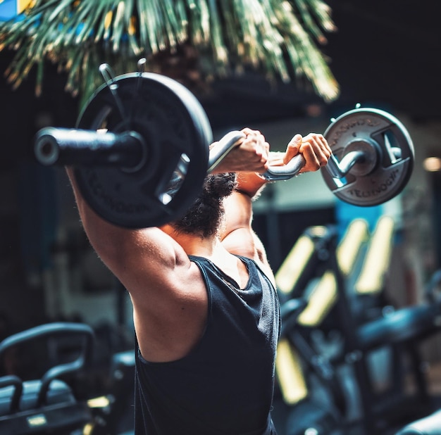 Nahaufnahme eines Mannes im Fitnessstudio