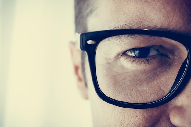 Nahaufnahme eines Mannes mit Brille