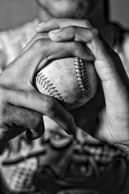 Foto nahaufnahme eines mannes mit einem baseball in der hand