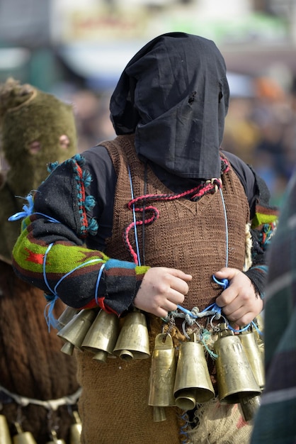 Nahaufnahme eines Mannes mit Glocken