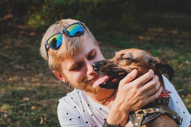 Nahaufnahme eines Mannes mit Hund auf dem Feld