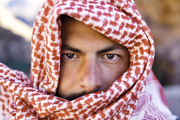 Foto nahaufnahme eines mannes mit keffiyeh