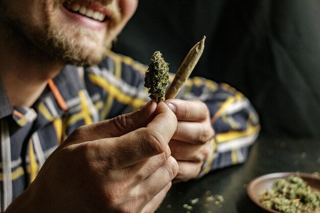 Foto nahaufnahme eines mannes mit marihuana