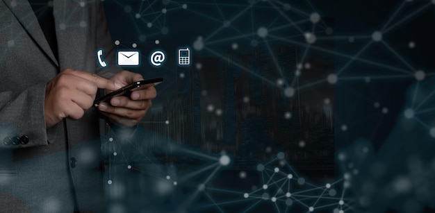 Nahaufnahme eines Mannes mit Smartphone