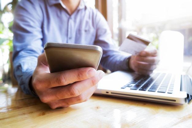 Nahaufnahme eines Mannes mit Smartphone