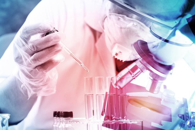 Nahaufnahme eines medizinischen Fachmanns, der Chemikalien hält