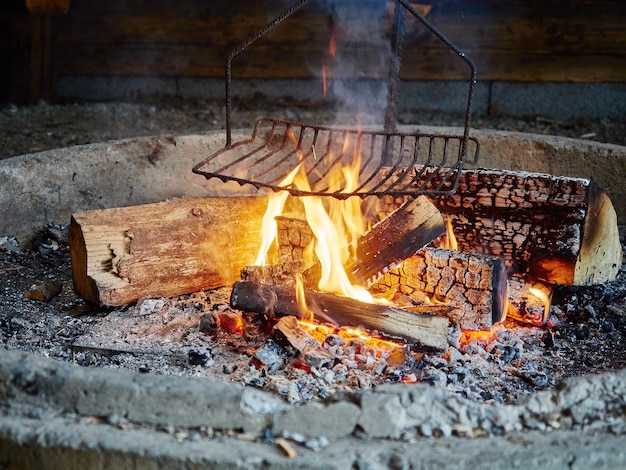 Nahaufnahme eines Metallgitter in einer Feuerstelle