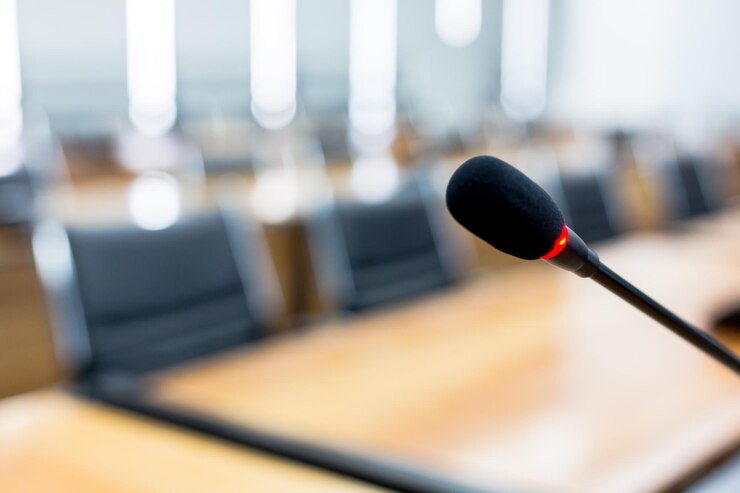 Foto nahaufnahme eines mikrofons auf dem tisch