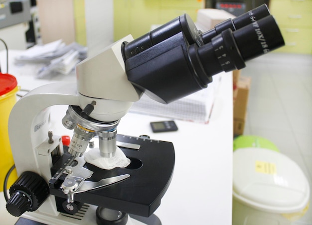 Foto nahaufnahme eines mikroskops auf einem tisch im labor