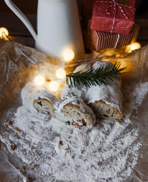 Nahaufnahme eines mit Puderzucker bestreuten Christstollens