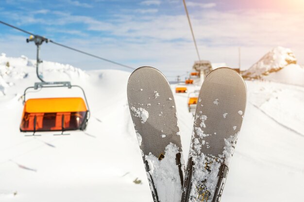 Nahaufnahme eines mit Schnee bedeckten Autos gegen den Himmel