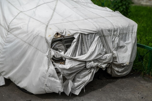 Foto nahaufnahme eines mit stoff bedeckten autos auf der straße