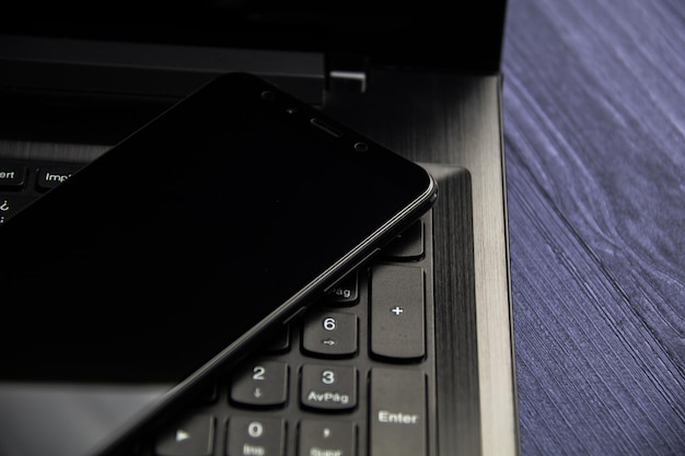 Foto nahaufnahme eines mobiltelefons auf einem laptop