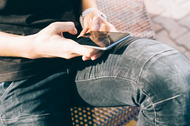 Foto nahaufnahme eines mobiltelefons in den weiblichen händen