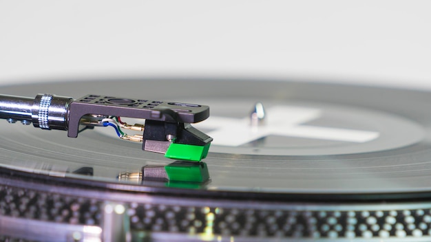 Nahaufnahme eines modernen Plattenspieler-Vinyl-Plattenspielers mit Musikplatte Nadel auf einer Schallplatte