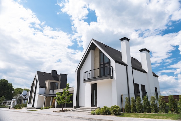 Nahaufnahme eines modernen schönen Hauses, das im Vorort gebaut wird