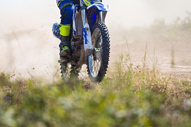 Foto nahaufnahme eines motorrades während eines motocrossrennens