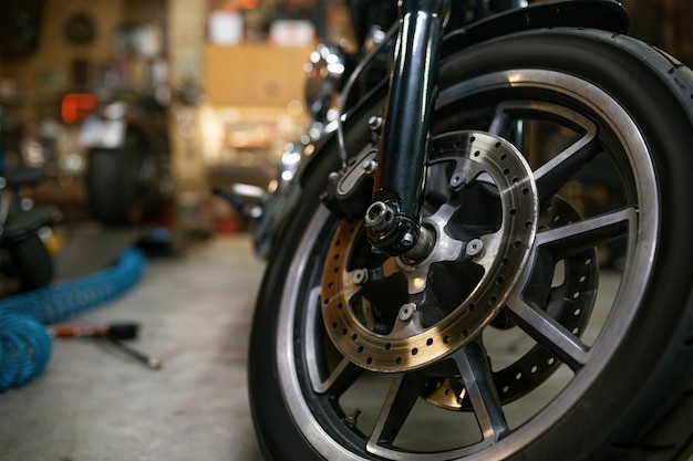 Nahaufnahme eines Motorradrads in der Werkstatt, im Ausstellungsraum zum Verkauf oder im Werkstattservice