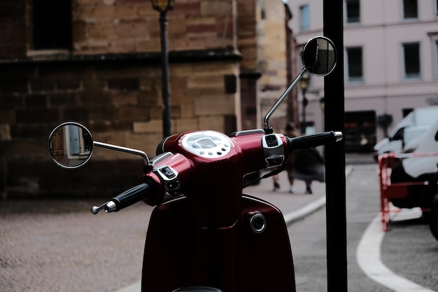 Foto nahaufnahme eines motorrollers auf einer straße in der stadt