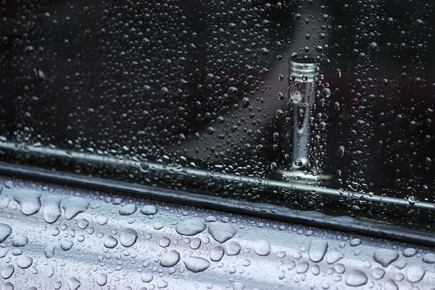 Nahaufnahme eines nassen Autofensters während des Monsuns