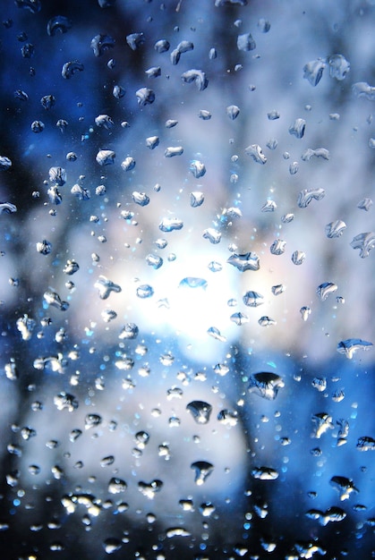 Foto nahaufnahme eines nassen fensters während der regenzeit