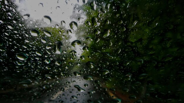 Nahaufnahme eines nassen Glasfensters in der Regenzeit