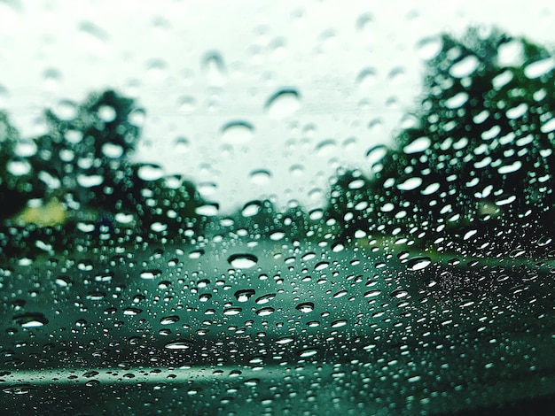 Nahaufnahme eines nassen Glasfensters während der Regenzeit